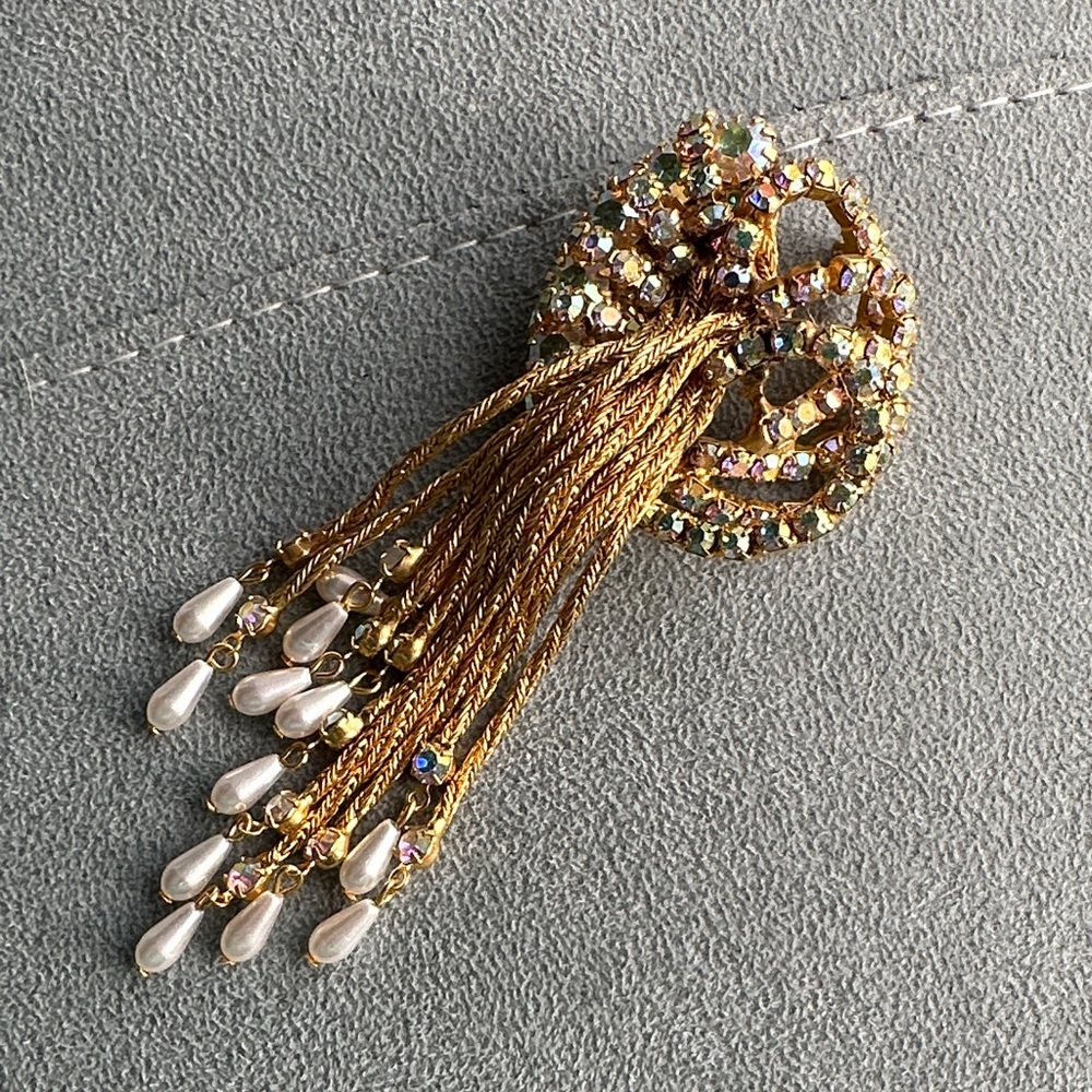Elegant Gold and Pearl Brooch